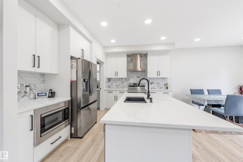 2629 15A Avenue, Edmonton, AB - Indoor Photo Showing Kitchen With Upgraded Kitchen