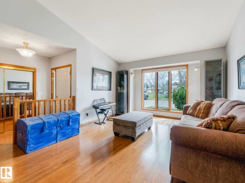 7 Haven, Devon, AB - Indoor Photo Showing Living Room