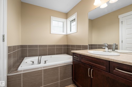 3420 Cutler Crescent, Edmonton, AB - Indoor Photo Showing Bathroom