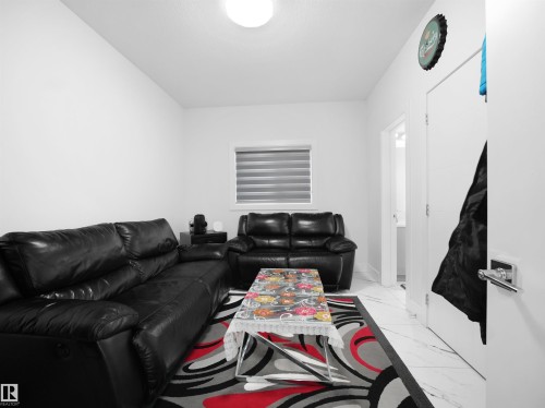 White walls featuring a single window with blinds - 1208 25 St Nw, Edmonton, AB - Indoor Photo Showing Living Room