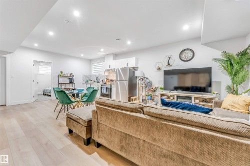 304 33 Avenue, Edmonton, AB - Indoor
