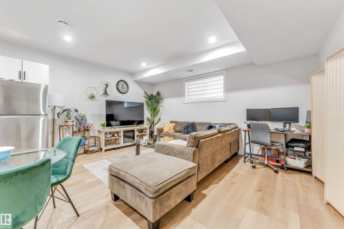 304 33 Avenue, Edmonton, AB - Indoor