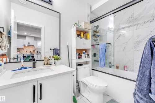 304 33 Avenue, Edmonton, AB - Indoor Photo Showing Bathroom