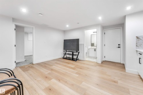 304 33 Avenue, Edmonton, AB - Indoor
