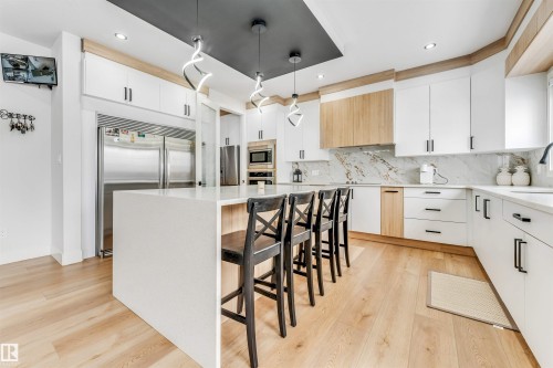304 33 Avenue, Edmonton, AB - Indoor Photo Showing Kitchen With Upgraded Kitchen