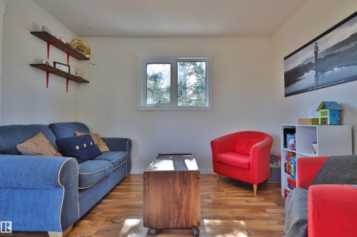 45 Poplar Bay, Rural Wetaskiwin County, AB - Indoor Photo Showing Living Room