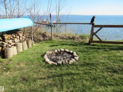 Firepit at the lakefront - 