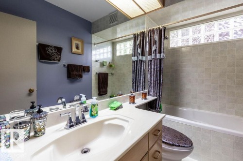 14014 106 Avenue, Edmonton, AB - Indoor Photo Showing Bathroom
