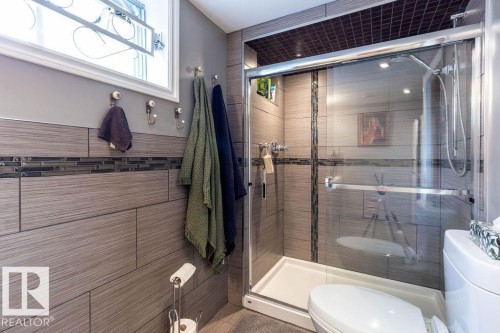 14014 106 Avenue, Edmonton, AB - Indoor Photo Showing Bathroom