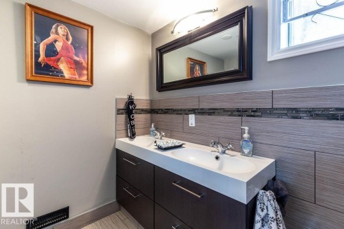 14014 106 Avenue, Edmonton, AB - Indoor Photo Showing Bathroom