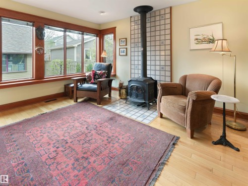 9739 86 Avenue, Edmonton, AB - Indoor Photo Showing Living Room
