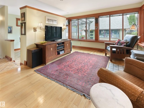 9739 86 Avenue, Edmonton, AB - Indoor Photo Showing Living Room