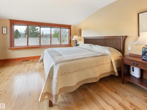 9739 86 Avenue, Edmonton, AB - Indoor Photo Showing Bedroom