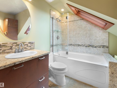 9739 86 Avenue, Edmonton, AB - Indoor Photo Showing Bathroom