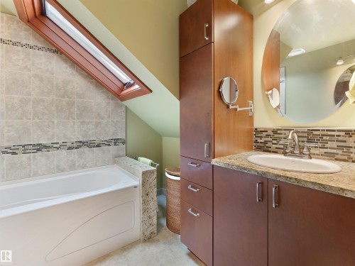 9739 86 Avenue, Edmonton, AB - Indoor Photo Showing Bathroom