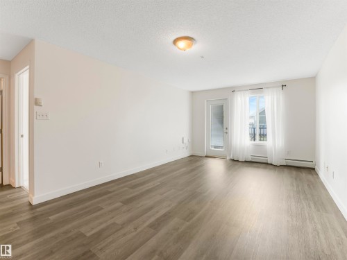 Edmonton, AB - Indoor Photo Showing Other Room
