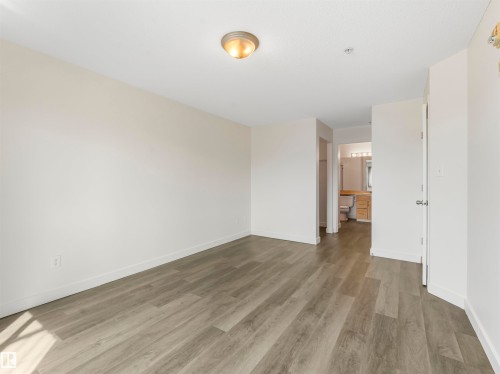 Edmonton, AB - Indoor Photo Showing Other Room