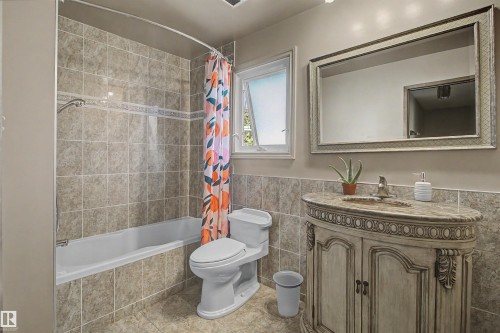 Bathroom featuring a tiled shower and tub combination - 11617 26 Avenue, Edmonton, AB - Indoor Photo Showing Bathroom