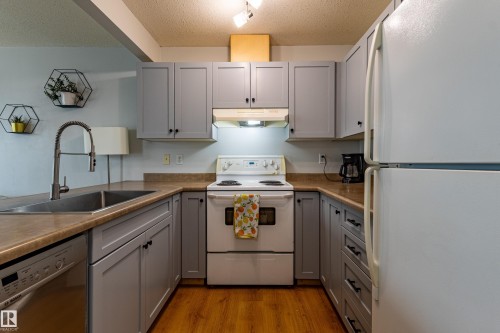 93 16823 84 Street, Edmonton, AB - Indoor Photo Showing Kitchen