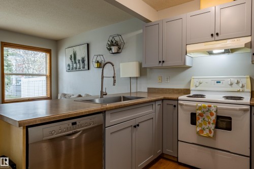 93 16823 84 Street, Edmonton, AB - Indoor Photo Showing Kitchen