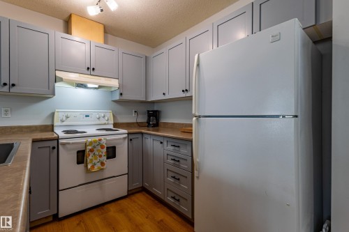 93 16823 84 Street, Edmonton, AB - Indoor Photo Showing Kitchen