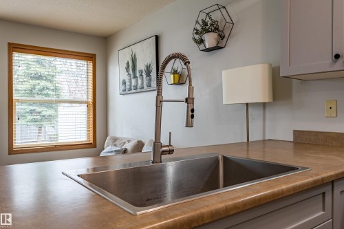 93 16823 84 Street, Edmonton, AB - Indoor Photo Showing Kitchen