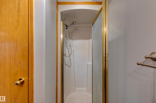 15411 67A Street, Edmonton, AB - Indoor Photo Showing Bathroom