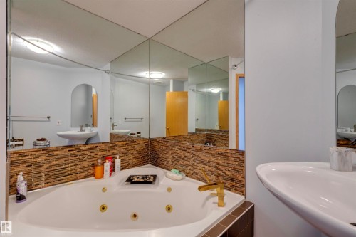 15411 67A Street, Edmonton, AB - Indoor Photo Showing Bathroom
