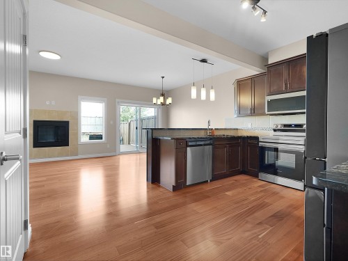15926 10 Avenue Sw, Edmonton, AB - Indoor Photo Showing Kitchen