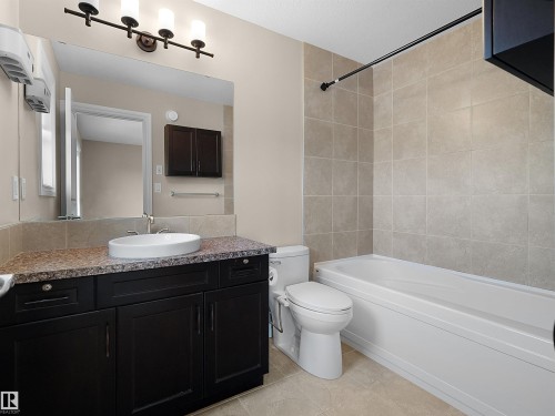 15926 10 Avenue Sw, Edmonton, AB - Indoor Photo Showing Bathroom
