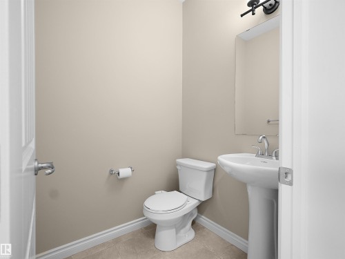 15926 10 Avenue Sw, Edmonton, AB - Indoor Photo Showing Bathroom