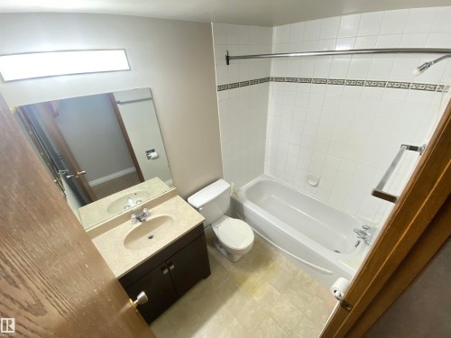 203 10826 113 Street, Edmonton, AB - Indoor Photo Showing Bathroom