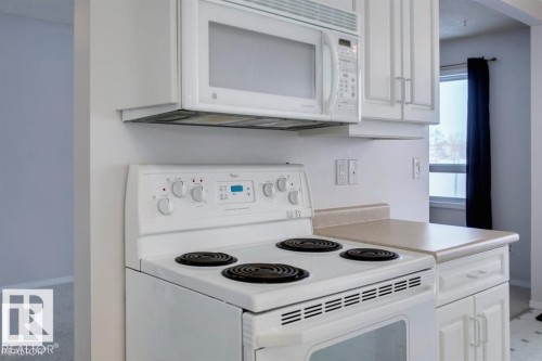 10688 Beaumaris Road, Edmonton, AB - Indoor Photo Showing Kitchen