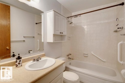 10688 Beaumaris Road, Edmonton, AB - Indoor Photo Showing Bathroom