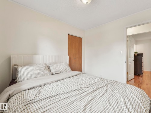 168 Humberstone Road, Edmonton, AB - Indoor Photo Showing Bedroom