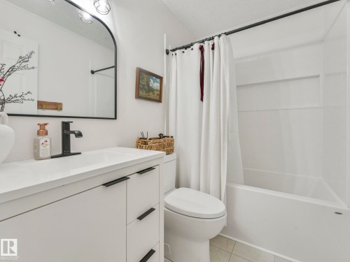 168 Humberstone Road, Edmonton, AB - Indoor Photo Showing Bathroom