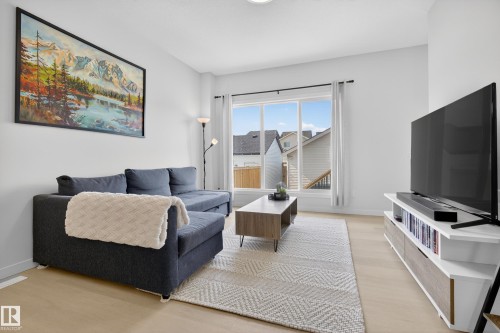 3670 Erlanger Road, Edmonton, AB - Indoor Photo Showing Living Room