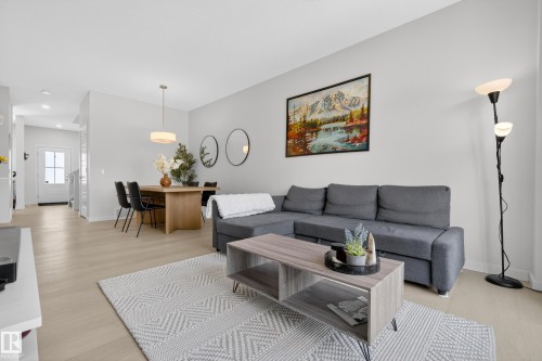3670 Erlanger Road, Edmonton, AB - Indoor Photo Showing Living Room