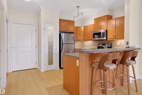 Kitchen featuring a breakfast bar with seating. - 223 10121 80 Avenue, Edmonton, AB - Indoor Photo Showing Kitchen