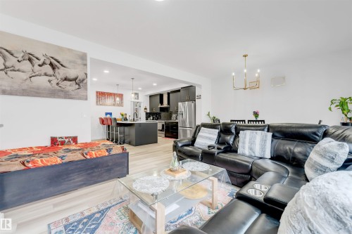 1340 11 Avenue, Edmonton, AB - Indoor Photo Showing Living Room
