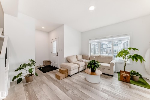 6620 46 Avenue, Beaumont, AB - Indoor Photo Showing Living Room