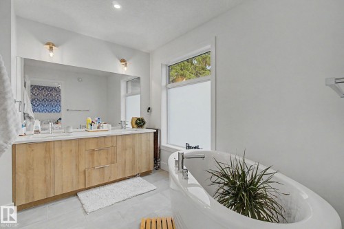 11406 55 Avenue, Edmonton, AB - Indoor Photo Showing Bathroom