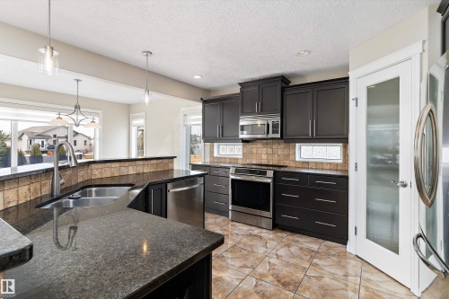 231 Greenfield Way, Fort Saskatchewan, AB - Indoor Photo Showing Kitchen With Double Sink With Upgraded Kitchen