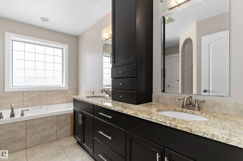231 Greenfield Way, Fort Saskatchewan, AB - Indoor Photo Showing Bathroom