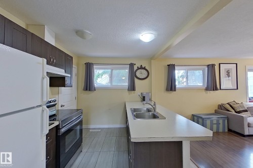 11612 130 Avenue, Edmonton, AB - Indoor Photo Showing Kitchen With Double Sink