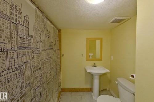 11612 130 Avenue, Edmonton, AB - Indoor Photo Showing Bathroom