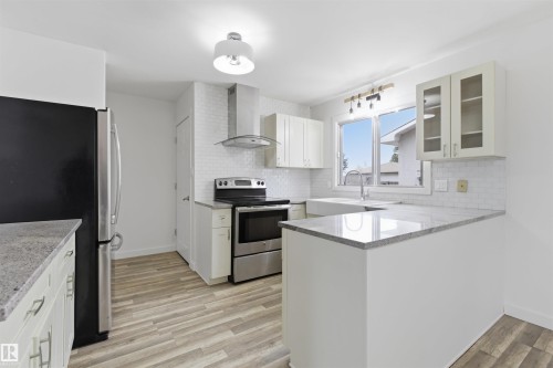 7604 142 Avenue, Edmonton, AB - Indoor Photo Showing Kitchen