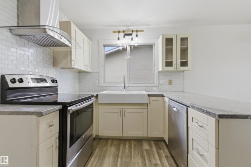 7604 142 Avenue, Edmonton, AB - Indoor Photo Showing Kitchen