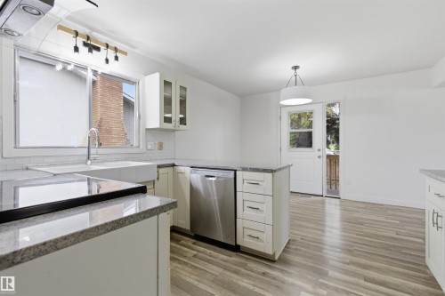7604 142 Avenue, Edmonton, AB - Indoor Photo Showing Kitchen