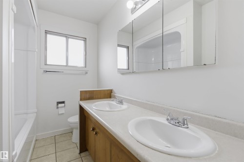 7604 142 Avenue, Edmonton, AB - Indoor Photo Showing Bathroom